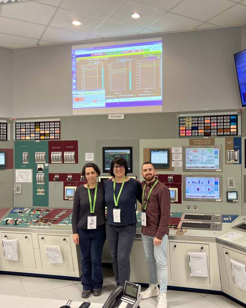 Preparación y observación del desarrollo de dos escenarios en el simulador de sala de control de la Central Nuclear de Cofrentes. Interpretación simultánea con sistema de audioguía inglés/español.